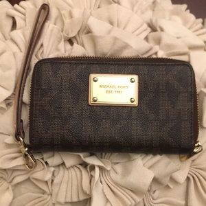 Michael Kors wallet great condition! Awesome brand